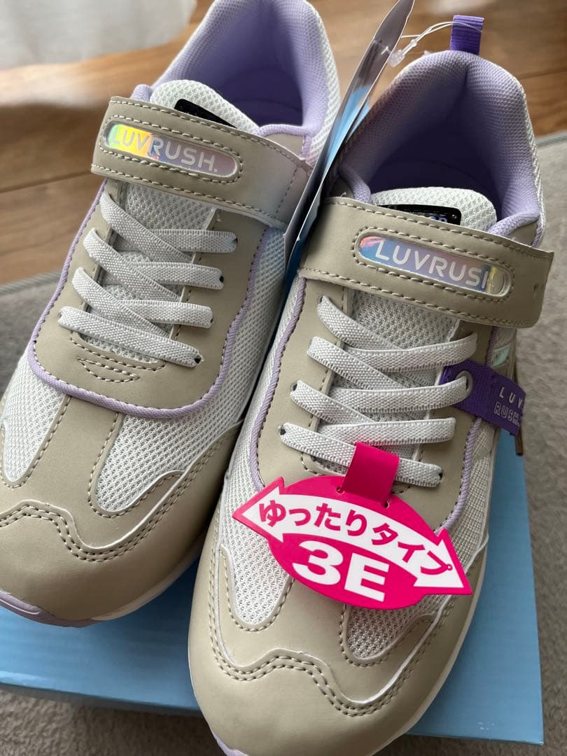 【新品】LUVRUSH ブラック ベージュ　スニーカー　22.5 女の子　3E