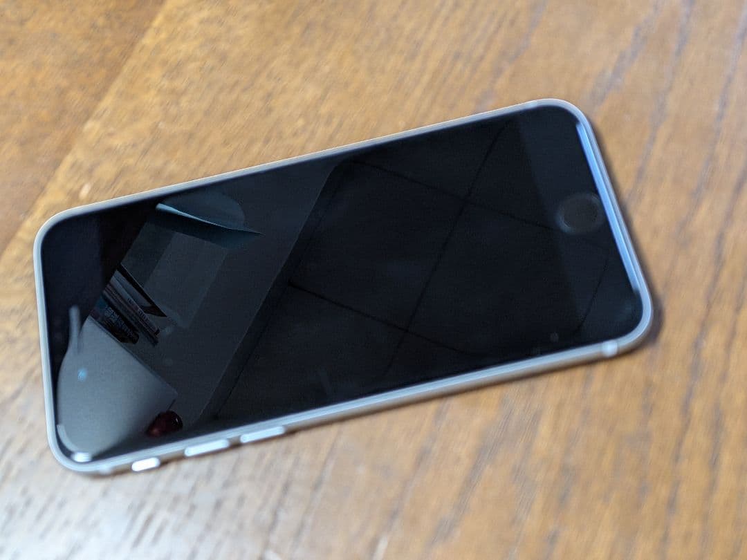 iPhone SE2 64GB 白 ケースつけます