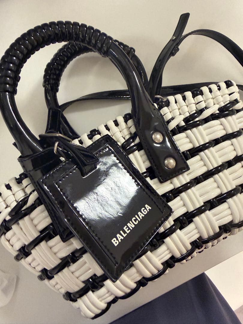「最終値下げ」BALENCIAGA かごバッグ 白黒
