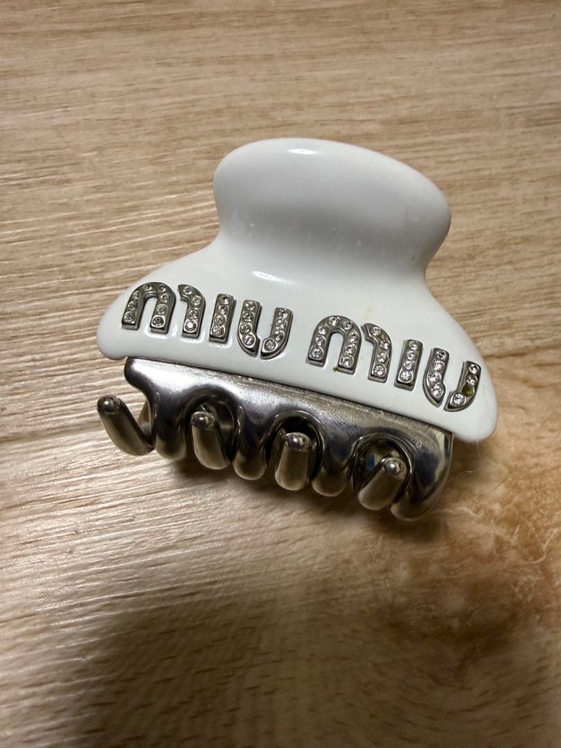 miumiu ホワイト ヘアクリップ