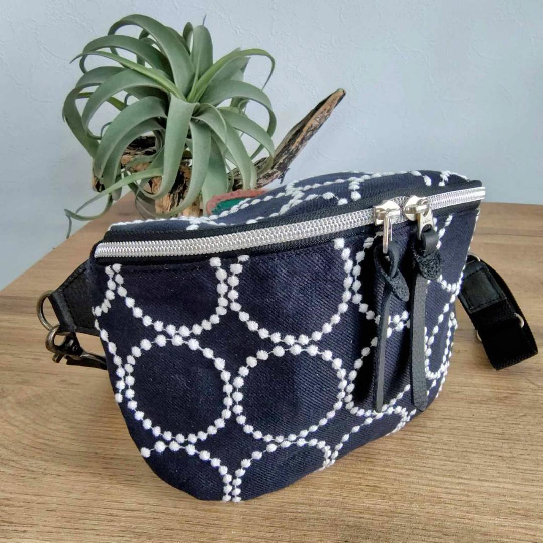 ミナペルホネン/tambourine タンバリンネイビー×白/ボディーバッグ本革