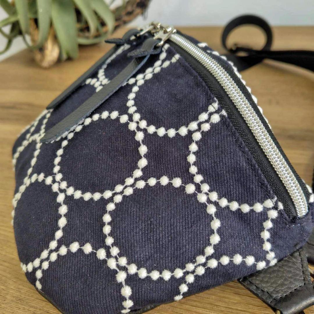 ミナペルホネン/tambourine タンバリンネイビー×白/ボディーバッグ本革