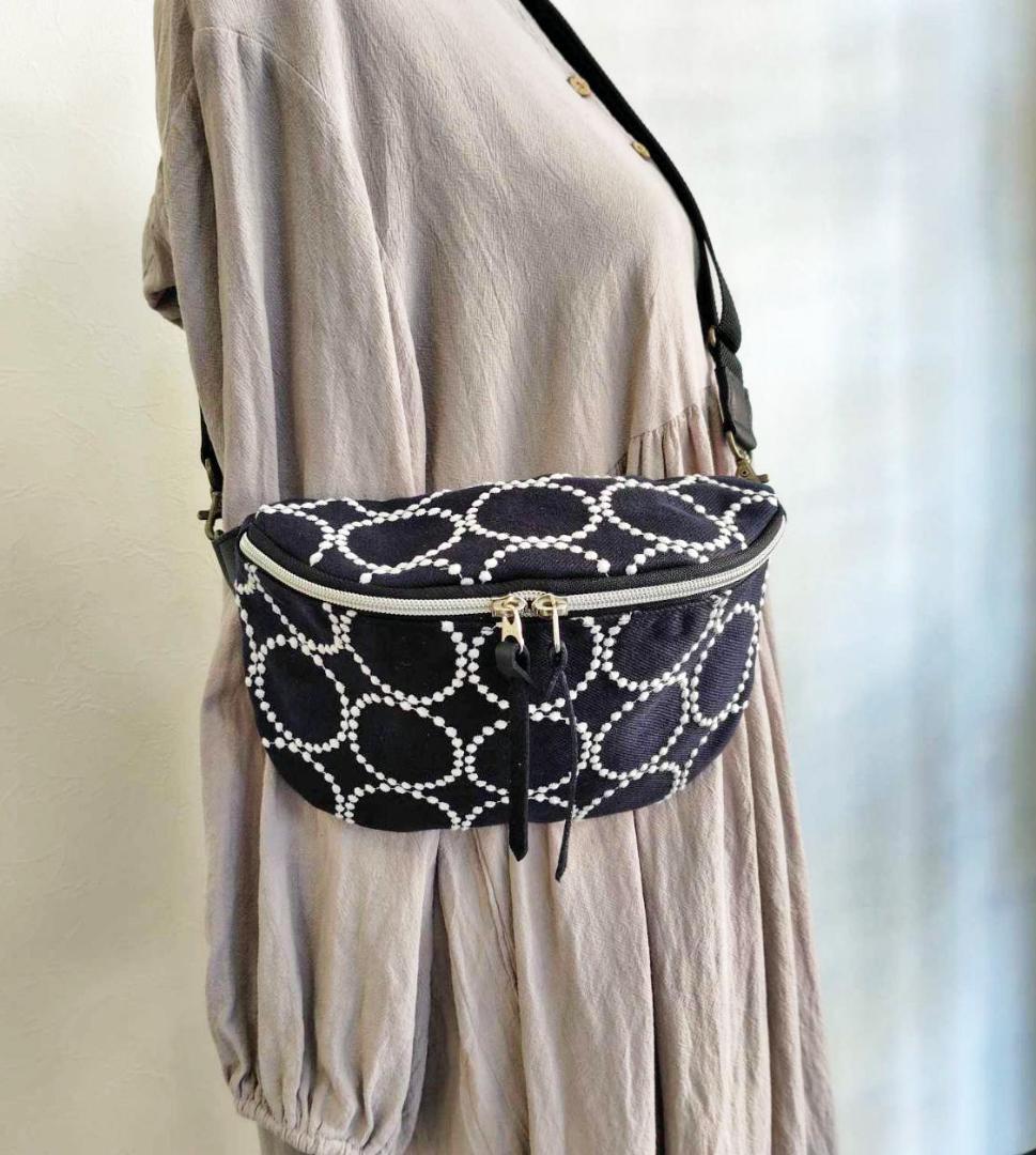 ミナペルホネン/tambourine タンバリンネイビー×白/ボディーバッグ本革