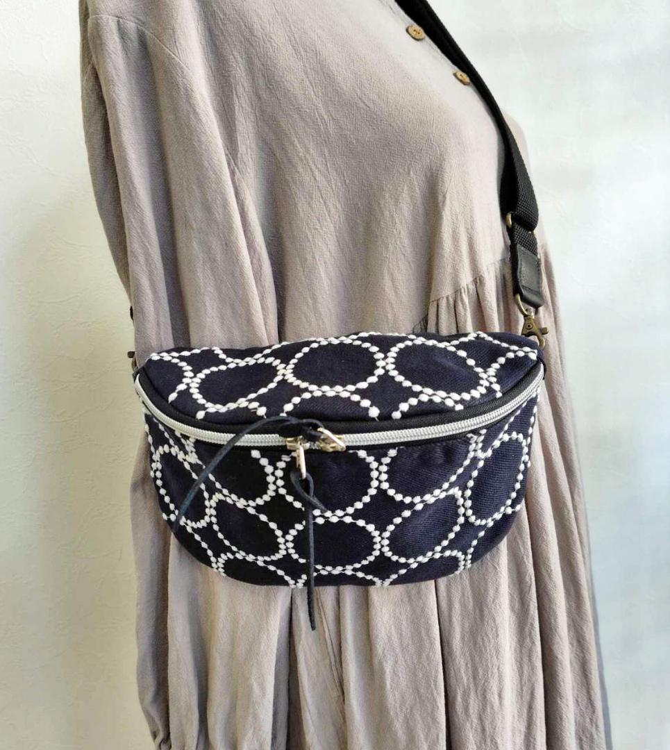 ミナペルホネン/tambourine タンバリンネイビー×白/ボディーバッグ本革