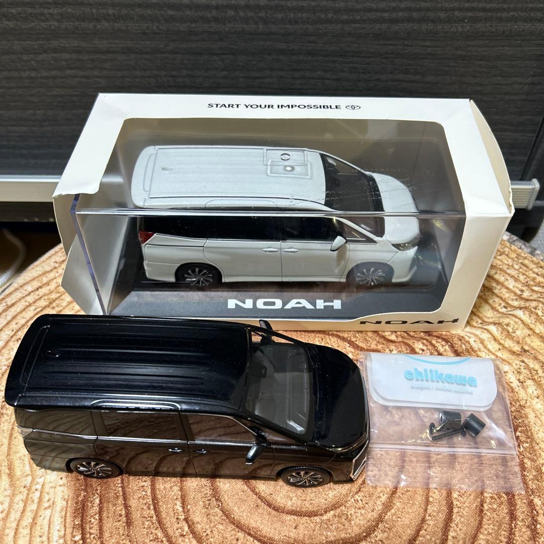 s.t8000トヨタ ノア（ホワイト）／ヴォクシー（ブラック）ミニカー