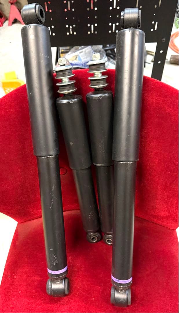 200系ハイエース　4型　新車取り外し　ショックアブソーバー　KYB