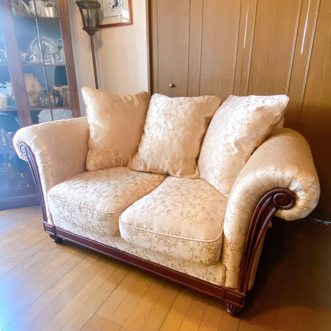 クラシックスタイル クリーム色 2人掛けソファ