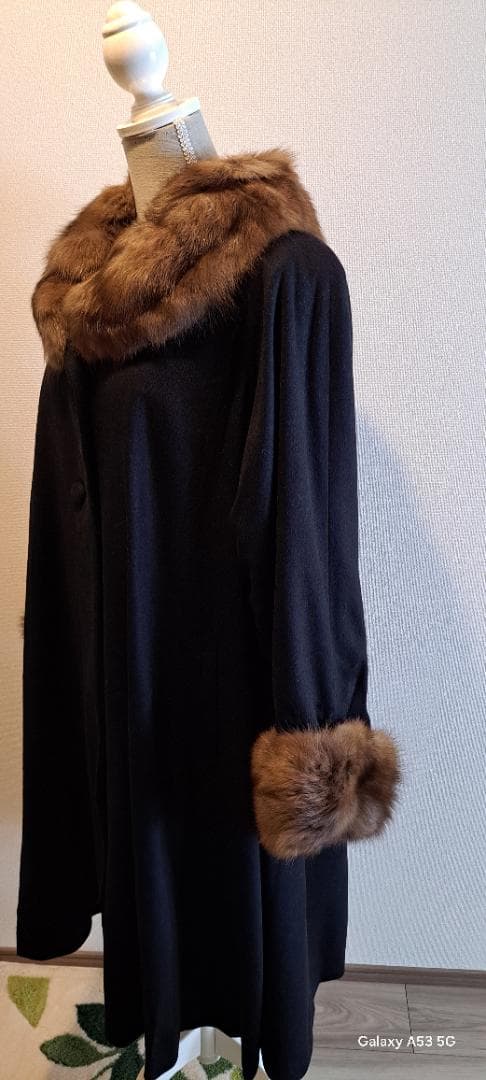 黒のロングコートファー(セーブル）襟。袖付き