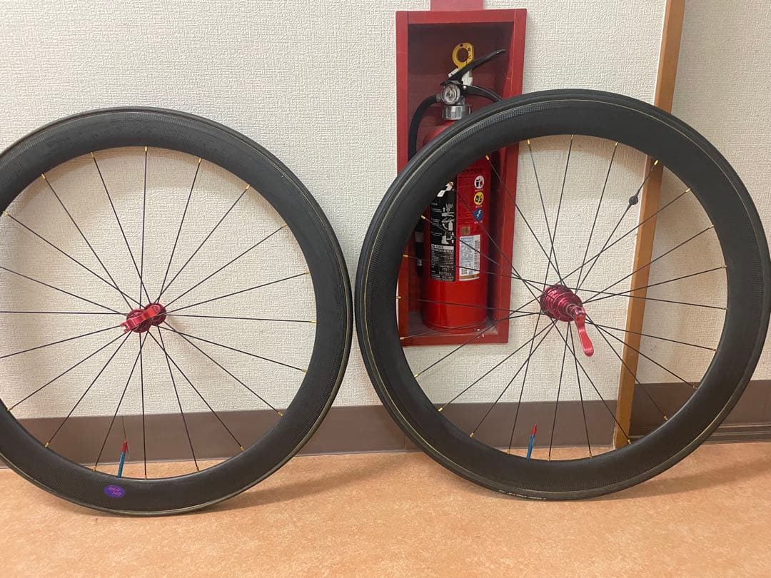 Adi guna 様クリンチャーホイール かボーン黒 赤ハブ