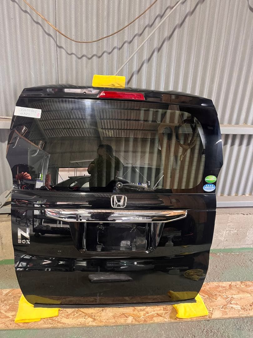 ホンダ N-BOX ブラック　リアゲート