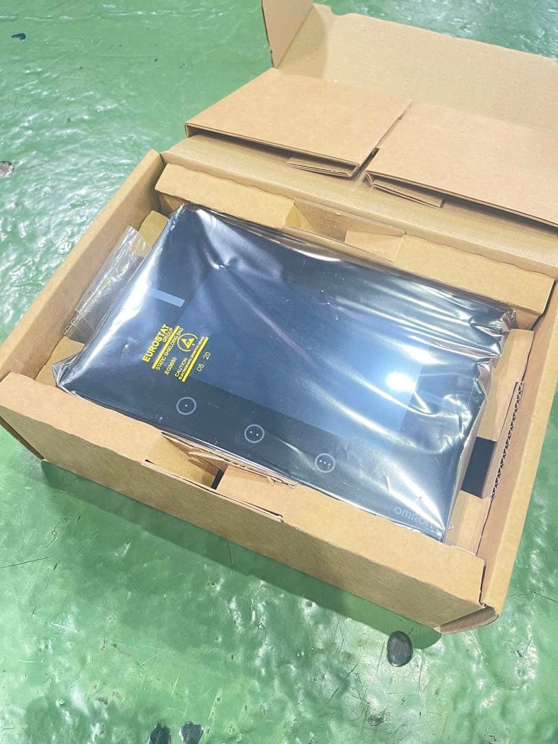 オムロン　NA5-7W001B