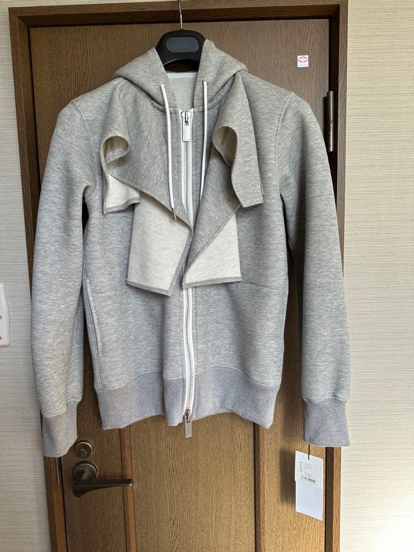 sacaiグレー フード付き スウェットパーカー
