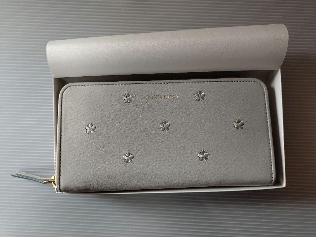 ニナリッチ☆ラウンドファスナー長財布☆ライトグレー
