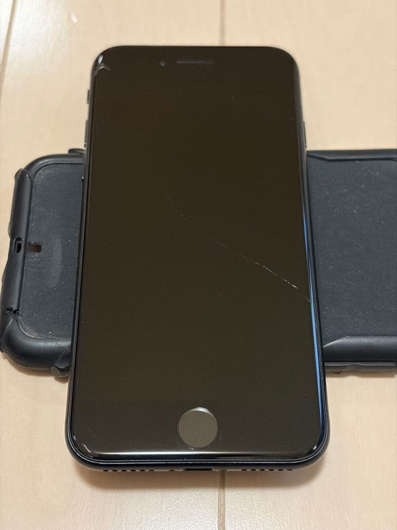iPhone SE (第2世代)ブラック　画面にひび割れ