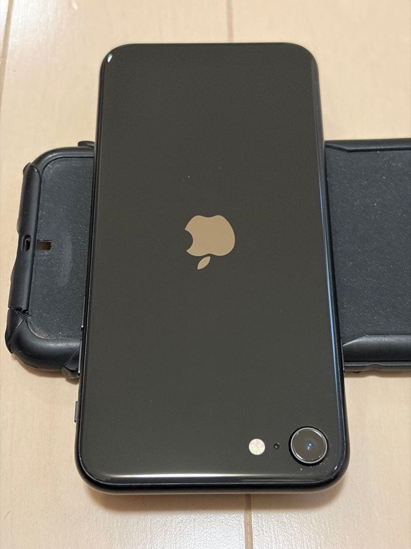 iPhone SE (第2世代)ブラック　画面にひび割れ