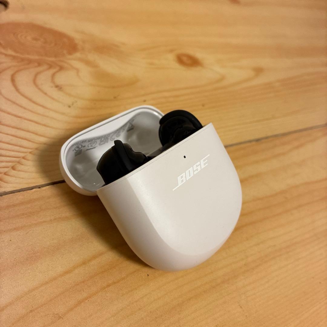 ケースとイヤホン色違い　Bose QuietComfort Earbuds II
