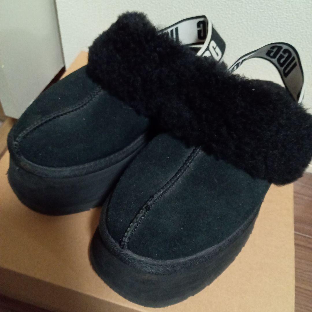 あ*様 UGG ブラックファー付きサンダル
