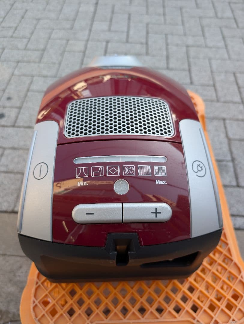 【歳末特価】Miele　ミーレ　掃除機　レッド　S4582