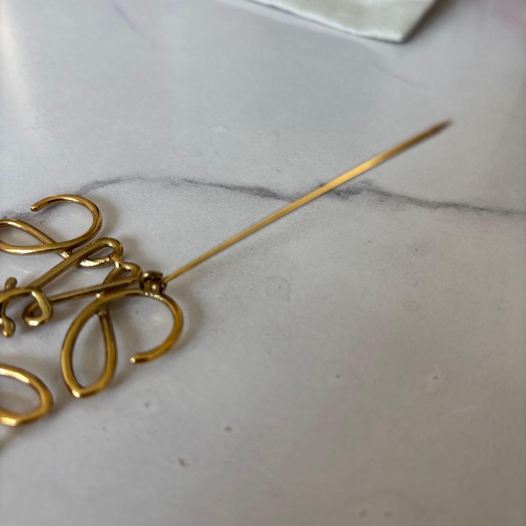 ロエベ　ブローチ