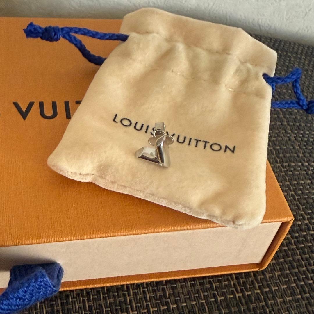 LOUIS VUITTON シルバー ピアス　片耳　ポーチ付き