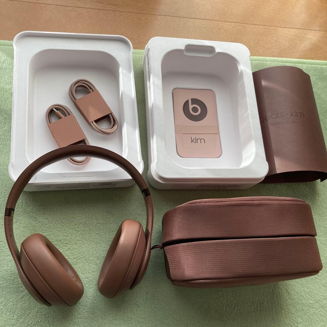 美品　Beats Studio Pro kim コラボ　アース（ブラウン）