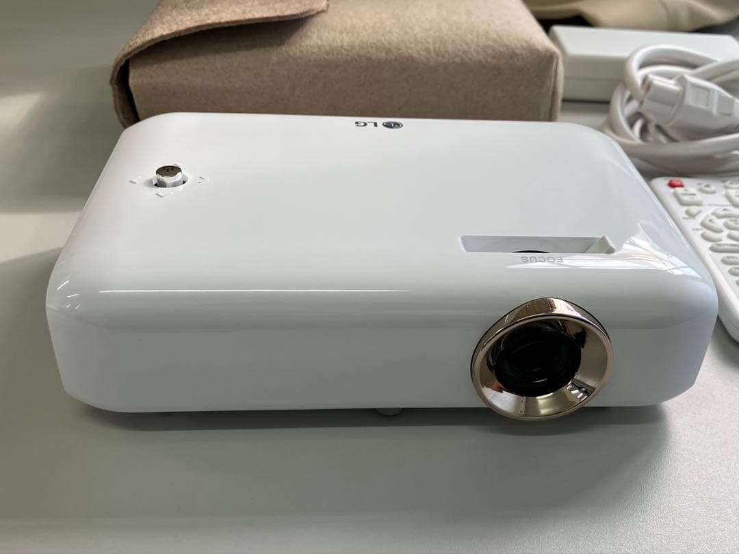 100インチいける! キャンプにも！　LGプロジェクターおまけ付きPH550G