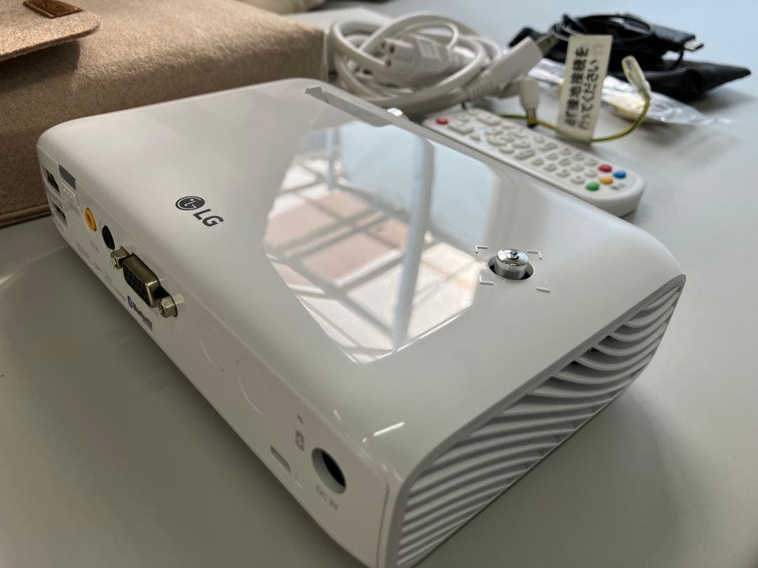 100インチいける! キャンプにも！　LGプロジェクターおまけ付きPH550G