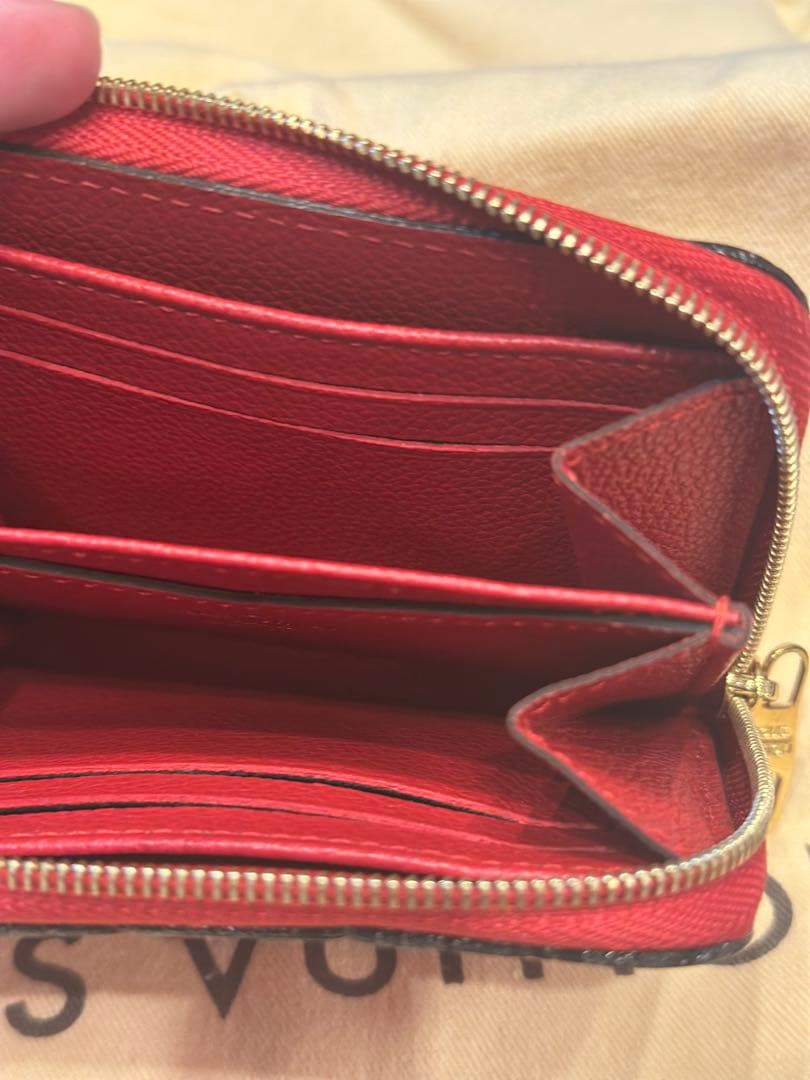 Louis Vuitton レッドケース