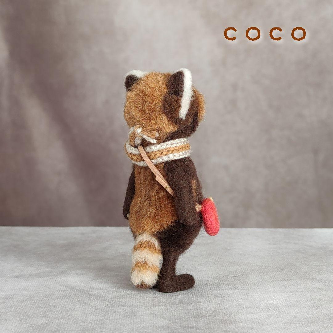 赤リンゴポシェットを下げたレッサーパンダさん