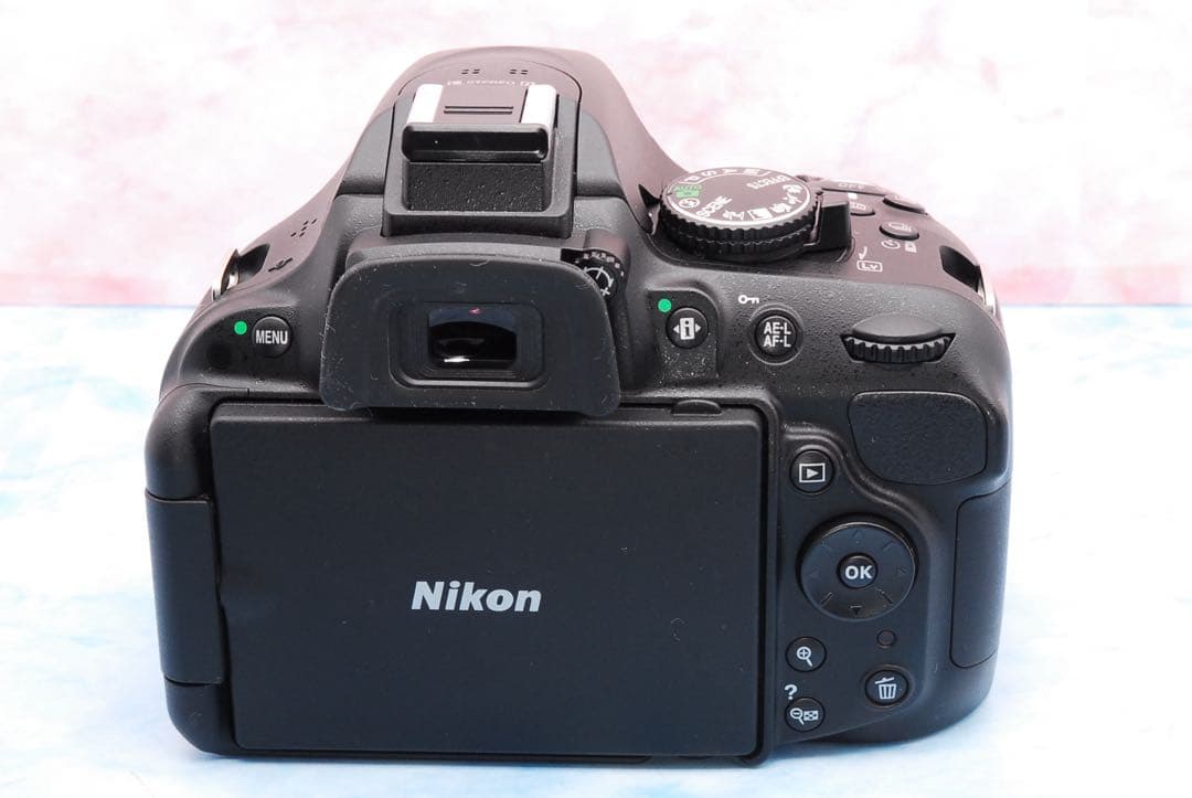 ニコン D5200☆一眼レフカメラ☆手ぶれ補正Wレンズ☆美品＆ショット数少！