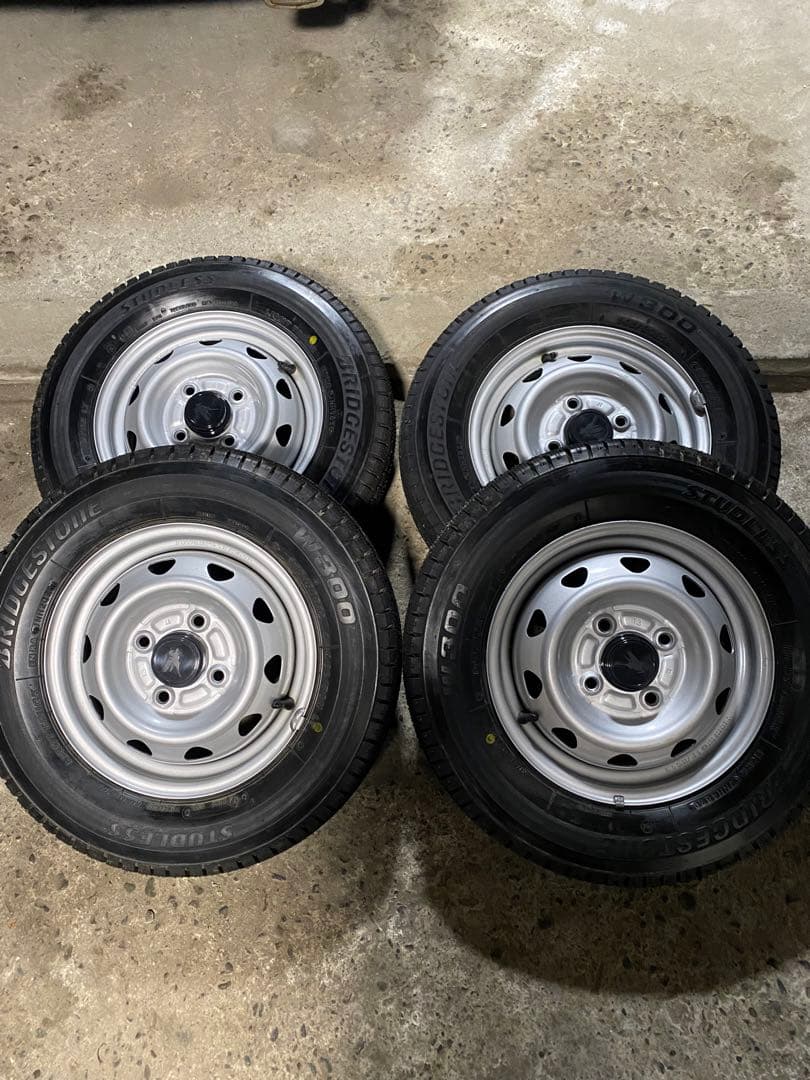 ブリヂストンスタッドレスタイヤ　145-80-12　4本