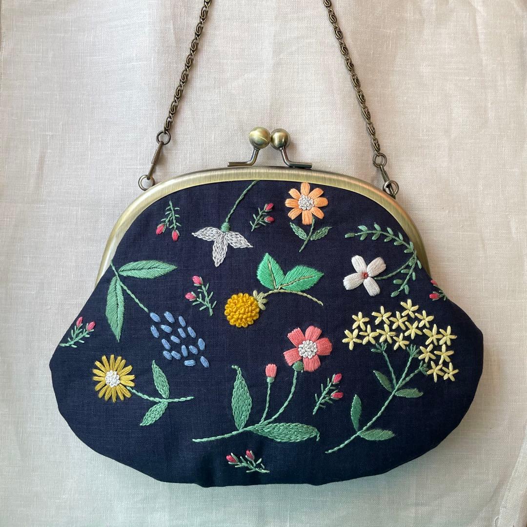 刺繍がま口ポーチバッグ　くすみカラーのガーデン　ハンドメイド