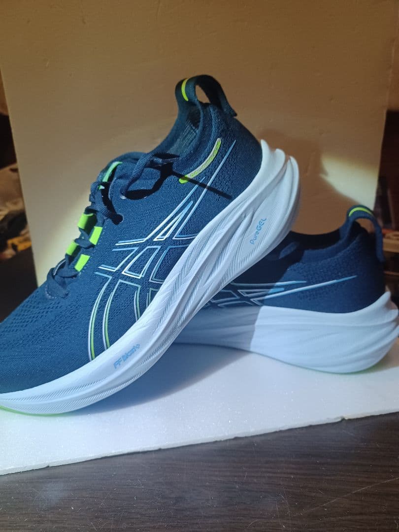 新品未使用　アシックスランニングシューズGEL-NIMBUS 26　27.5cm