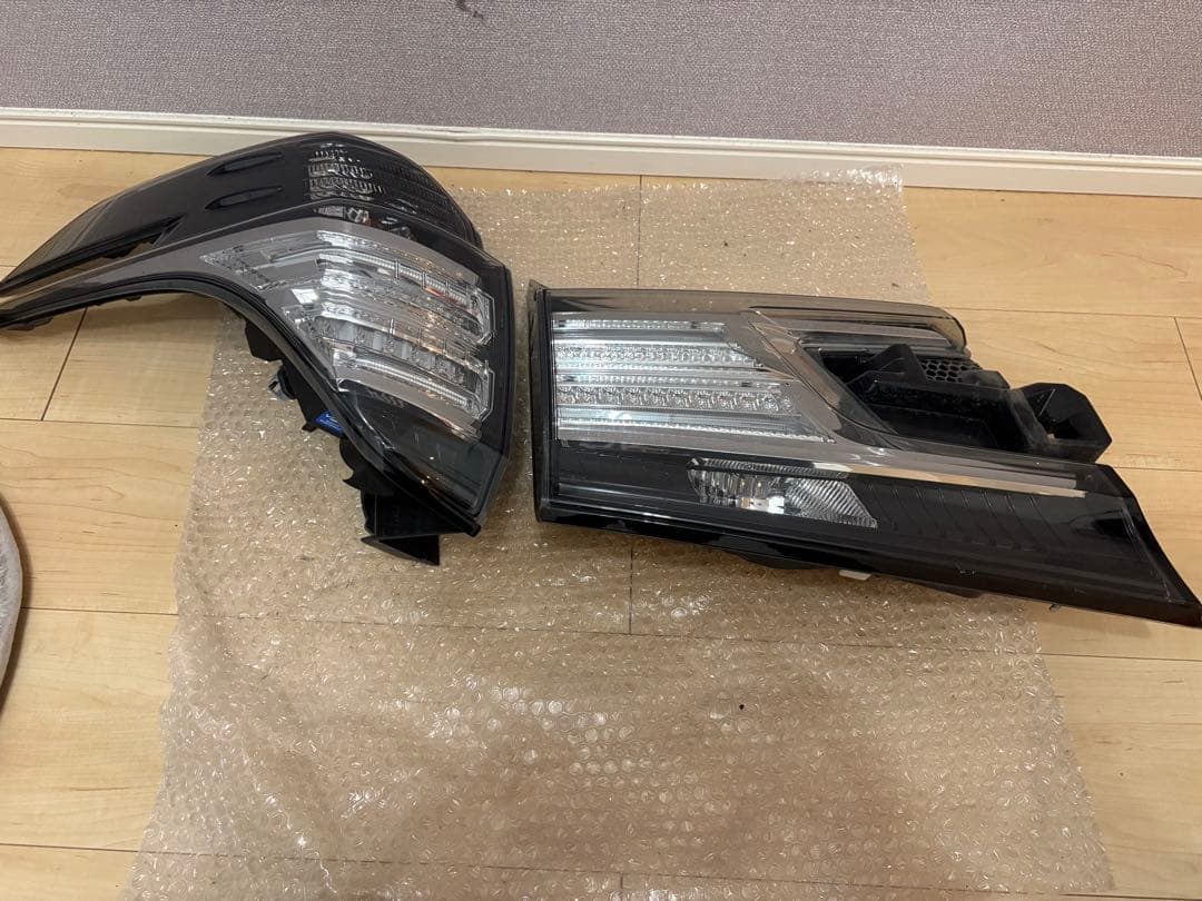 30系 ヴェルファイア 純正テールランプ 左側