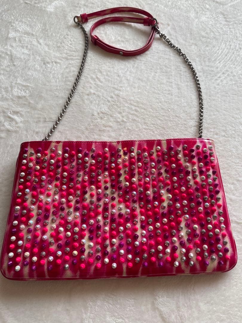 クリスチャンルブタン　スタッズ付きピンククラッチバッグ