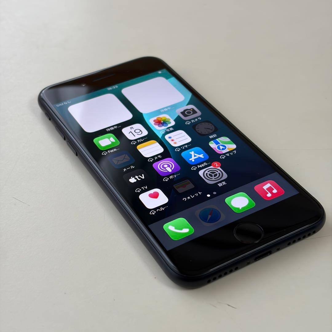 や*者様 バッテリー新品　iPhoneSE第3世代64GB SIMフリー　美品