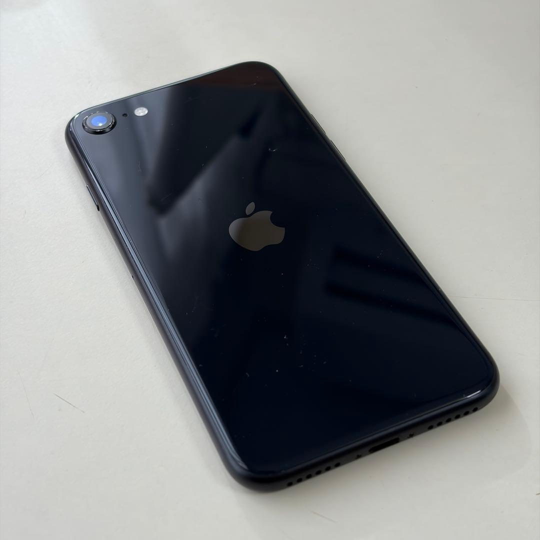 や*者様 バッテリー新品　iPhoneSE第3世代64GB SIMフリー　美品