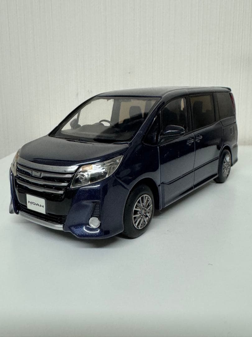 トヨタ NOAH ノア　カラーサンプル　ミニカー