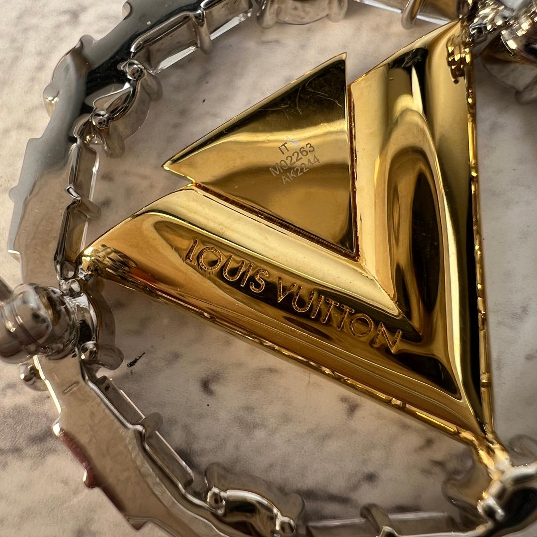 LOUIS VUITTON Vフォーストーン ブローチA-10095