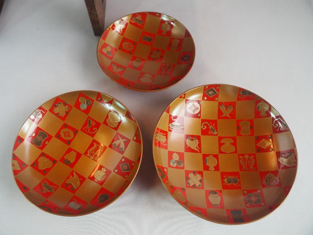 松ニ宝尽くし時代蒔絵花月台・三ッ組盃揃い（時代箱）