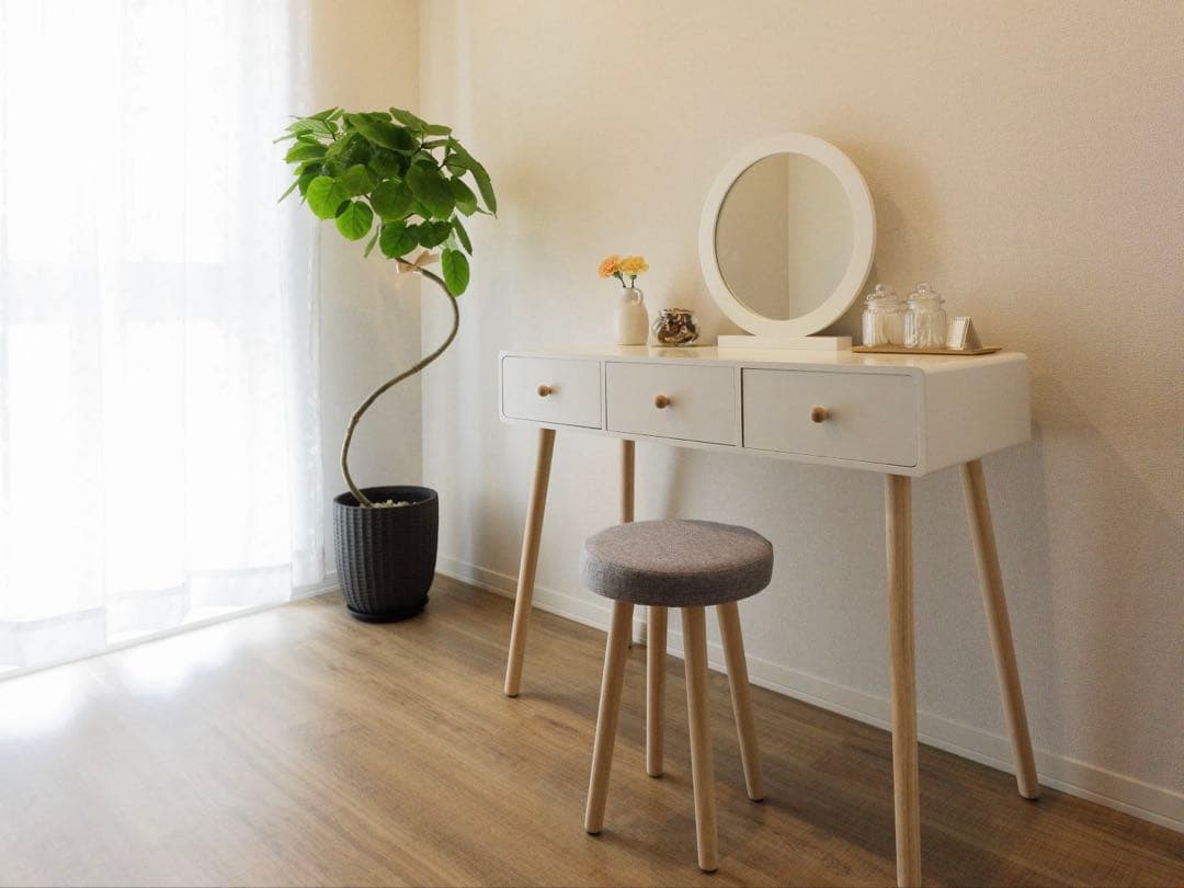 ホワイトドレッサー 丸い鏡付き