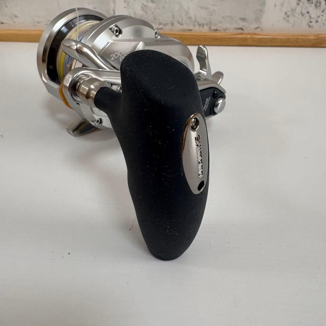 美品　シマノ　オシアジガー　2000NRPG　ベイトリール　右ハンドル