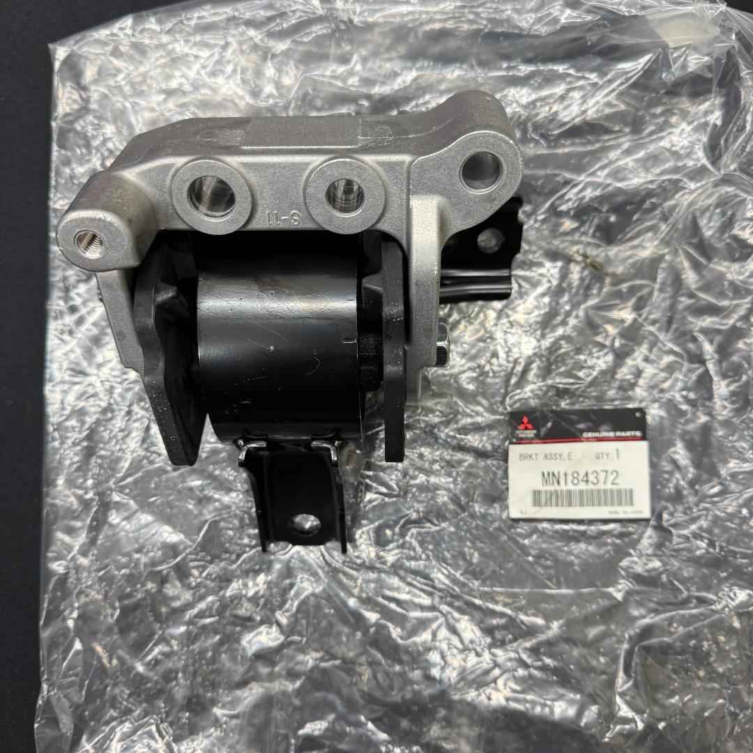 デリカD5　 三菱純正部品 エンジンマウント　MN184372