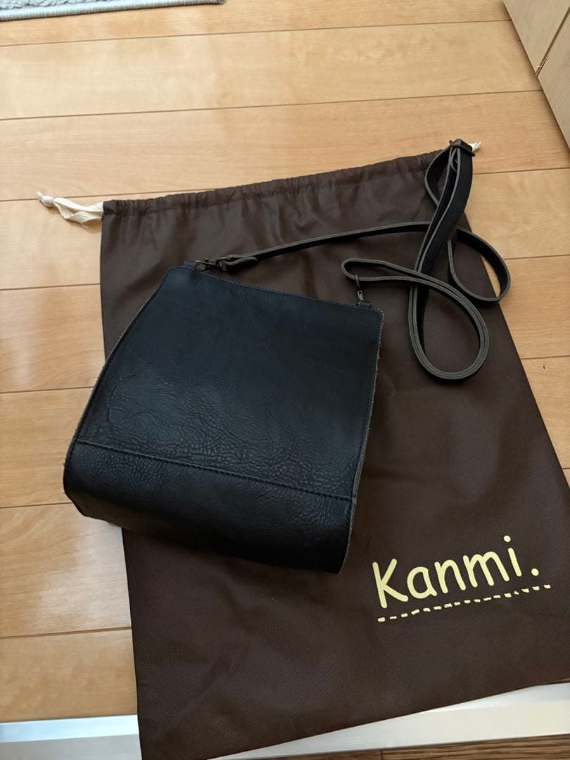 Kanmi. ペーパーショルダーバック BLACK