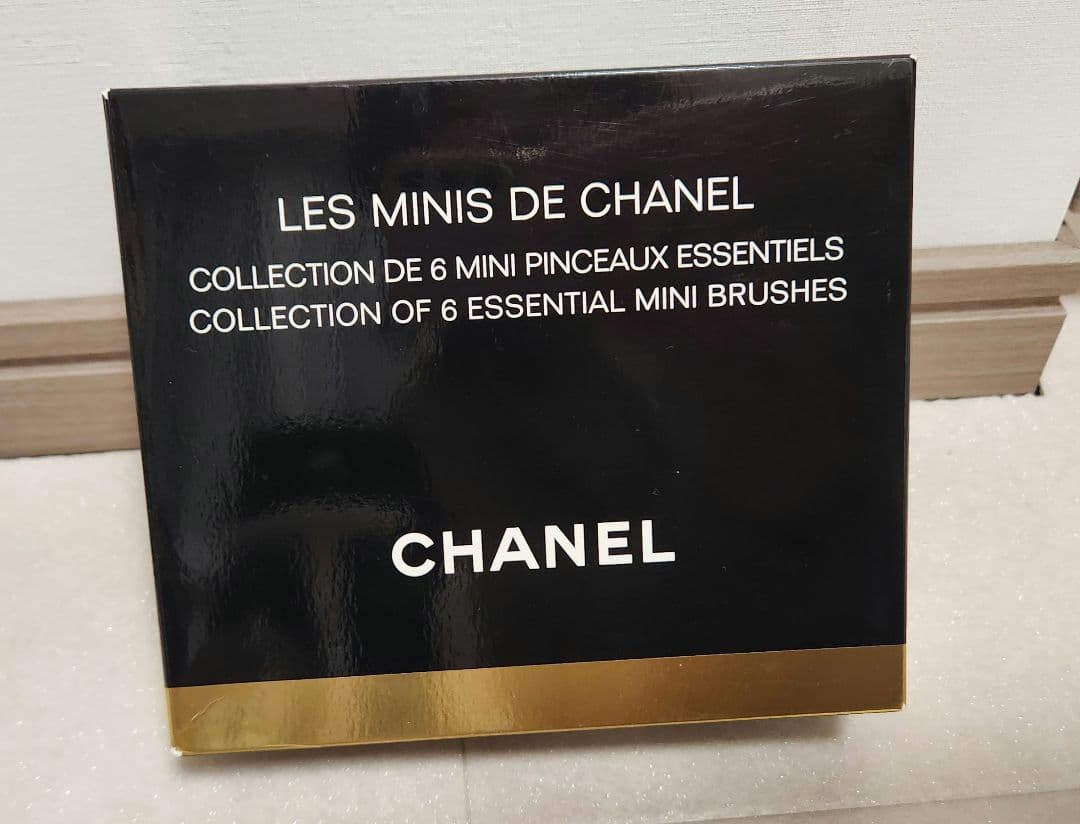 新品未開封 CHANEL メイクミニブラシ6本ポーチ　鏡プレゼント付き