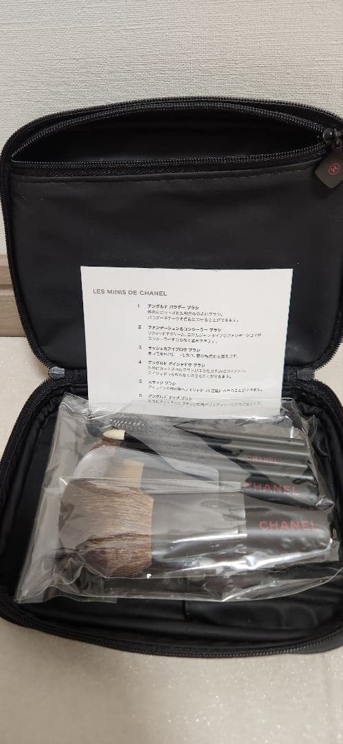 新品未開封 CHANEL メイクミニブラシ6本ポーチ　鏡プレゼント付き
