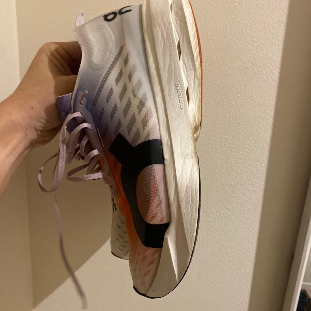 On Cloudboom Strikeオレンジ/パープル