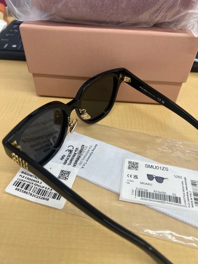 ほぼ新品　Miu Miu ブラック サングラス ケース付き