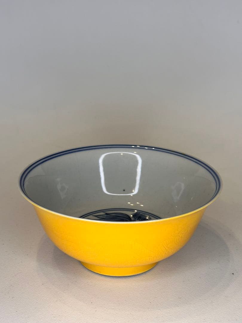 中国大清光緒年製 黄釉青花金魚文小碗 外側に暗刻の双龍戯珠文 骨董品コレクション