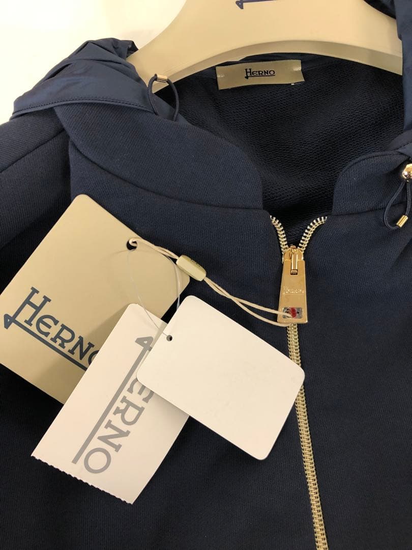 新品タグ付き Herno ヘルノ フード付きネイビーアウター ジャンパー　44